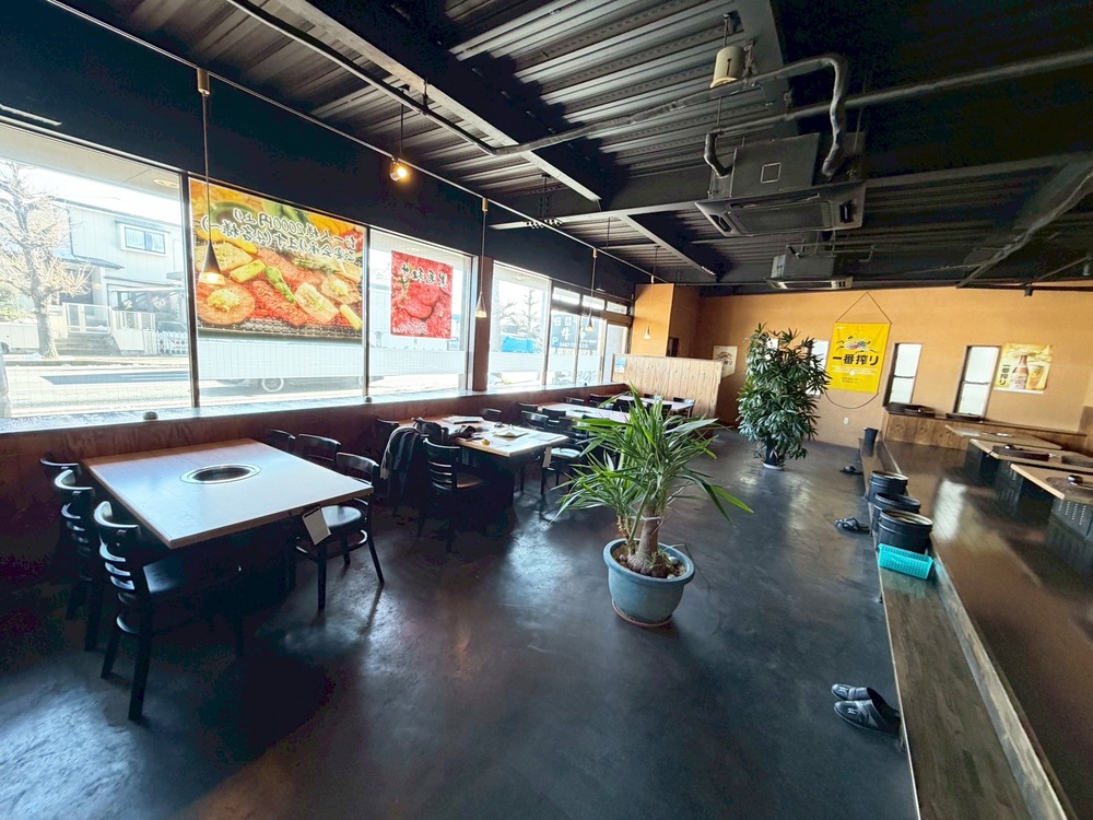 室内　一階店舗部分